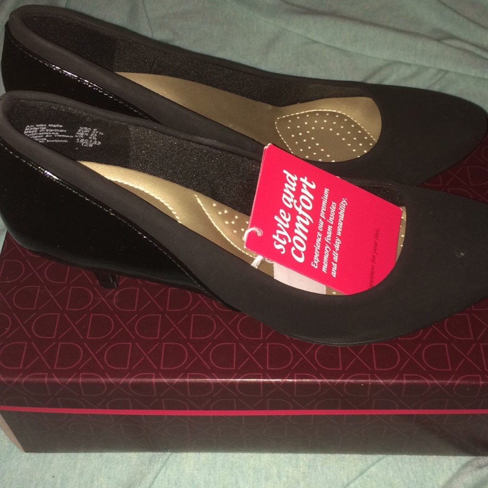 Black pumps